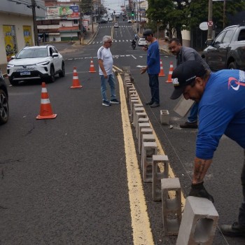 SEMOB e SOSP iniciam implantação de gradil na Avenida Brasil para aumentar a segurança em frente ao Restaurante Bom Prato